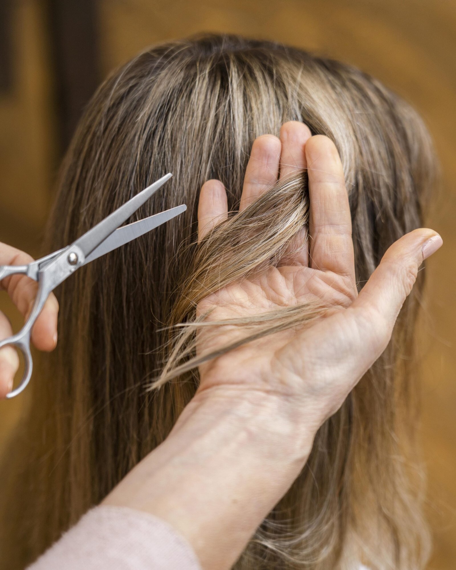 woman-getting-haircut-home-by-beautician (1)